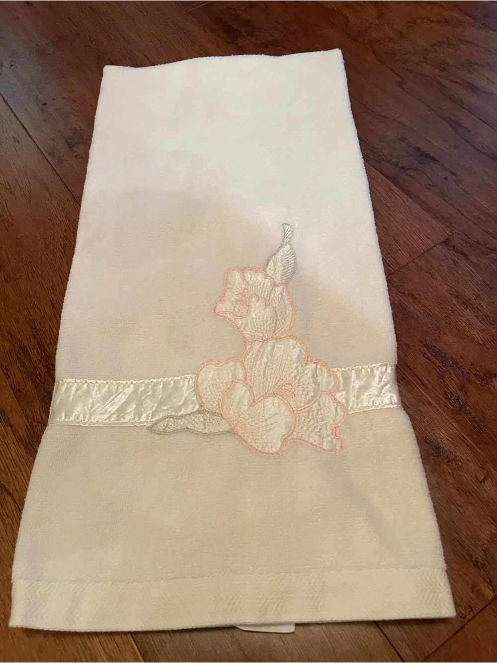Embroidered Floral Cotton Towel Set in Soft Cream